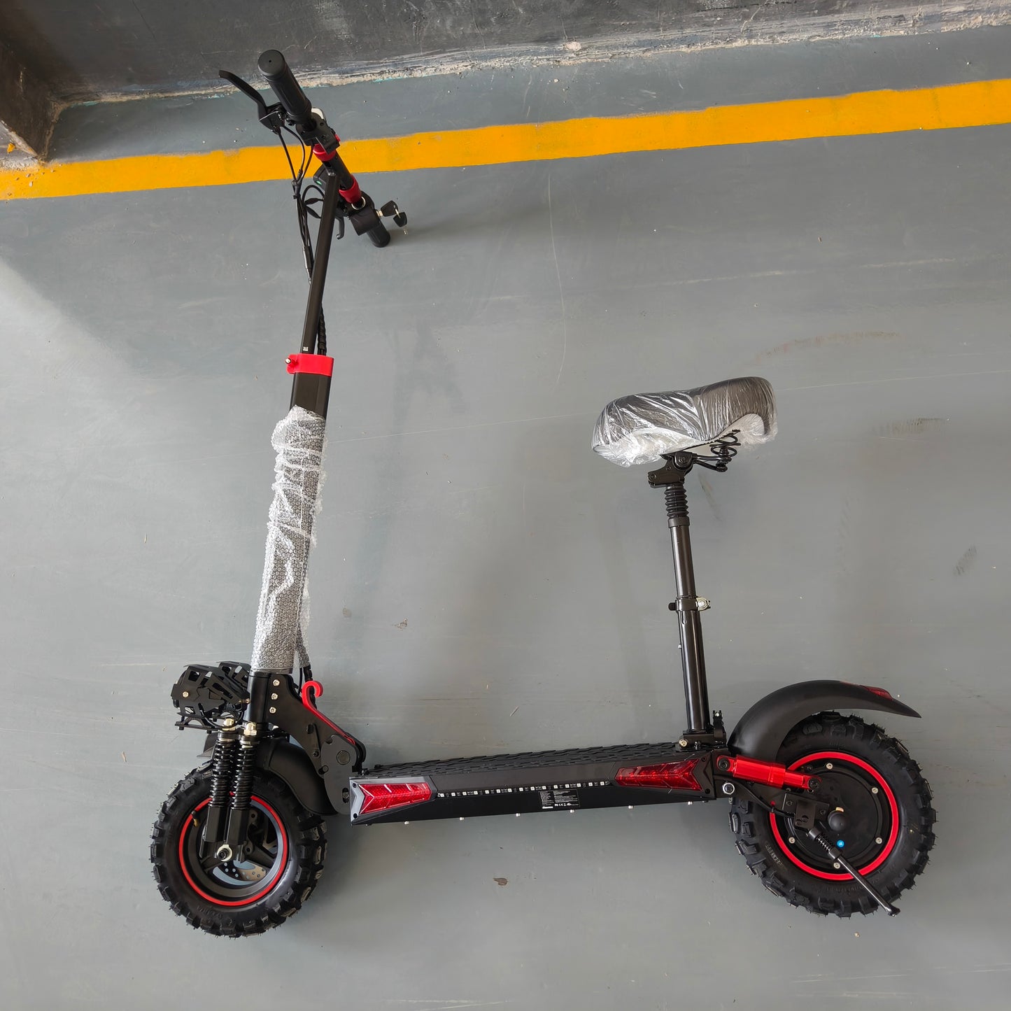 J11 Max Eu US version amélioré 1200W 48V 18AH Scooters électriques pliables avec pneus tout-terrain de 11 pouces 55 km/h